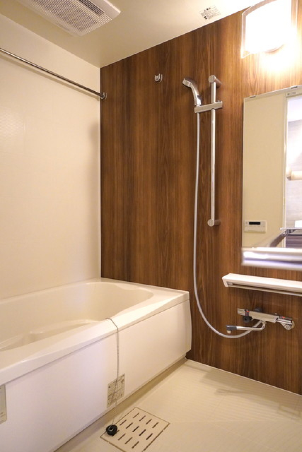 ダークトーンの木目調のパネルが導入されている浴室の様子。※写真は同タイプ住戸です。