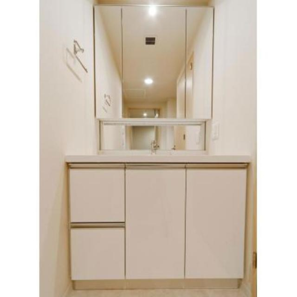 広くて使い勝手のいい洗面台※写真は同タイプ住戸です。