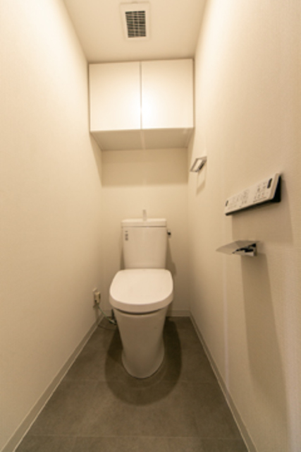 トイレは収納付き※写真は同タイプ住戸です。