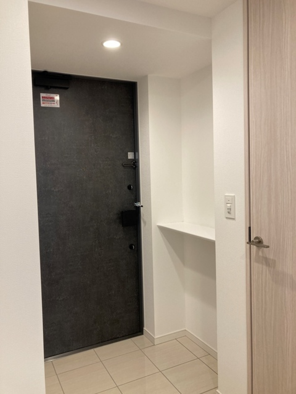 玄関には棚もあります※写真は同タイプ住戸です。