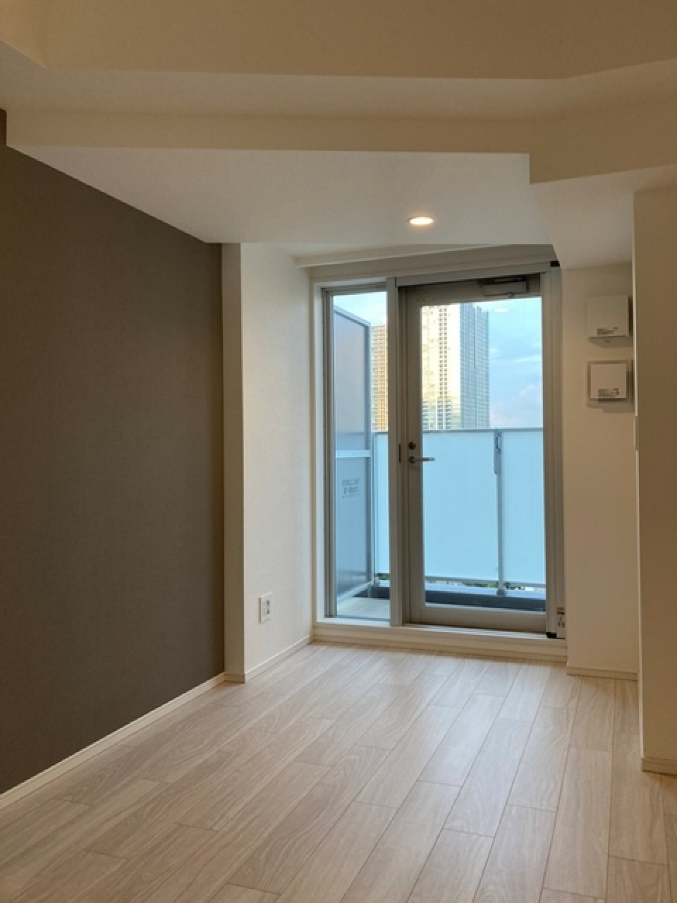 グレーのアクセントクロスが大人シック※写真は同タイプ住戸です。