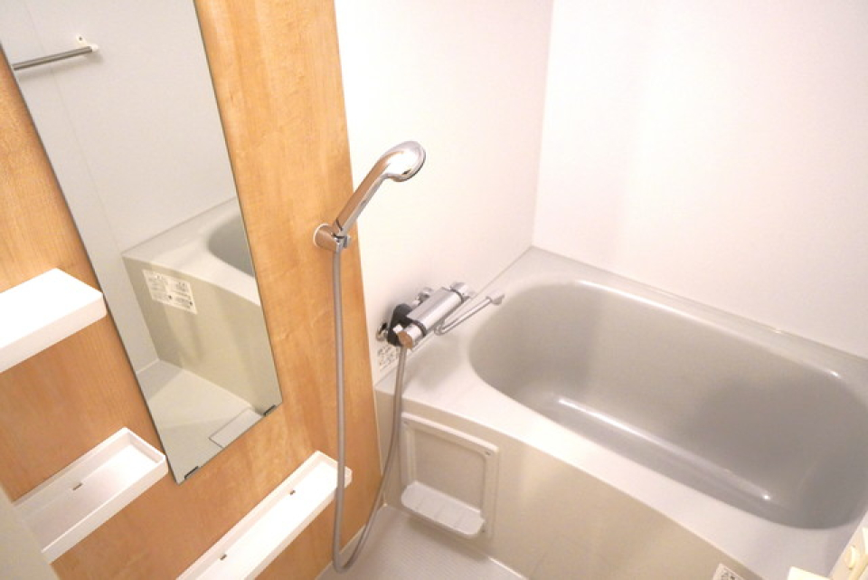 ナチュラルな木目調のパネルの浴室。※写真は同タイプ住戸です。