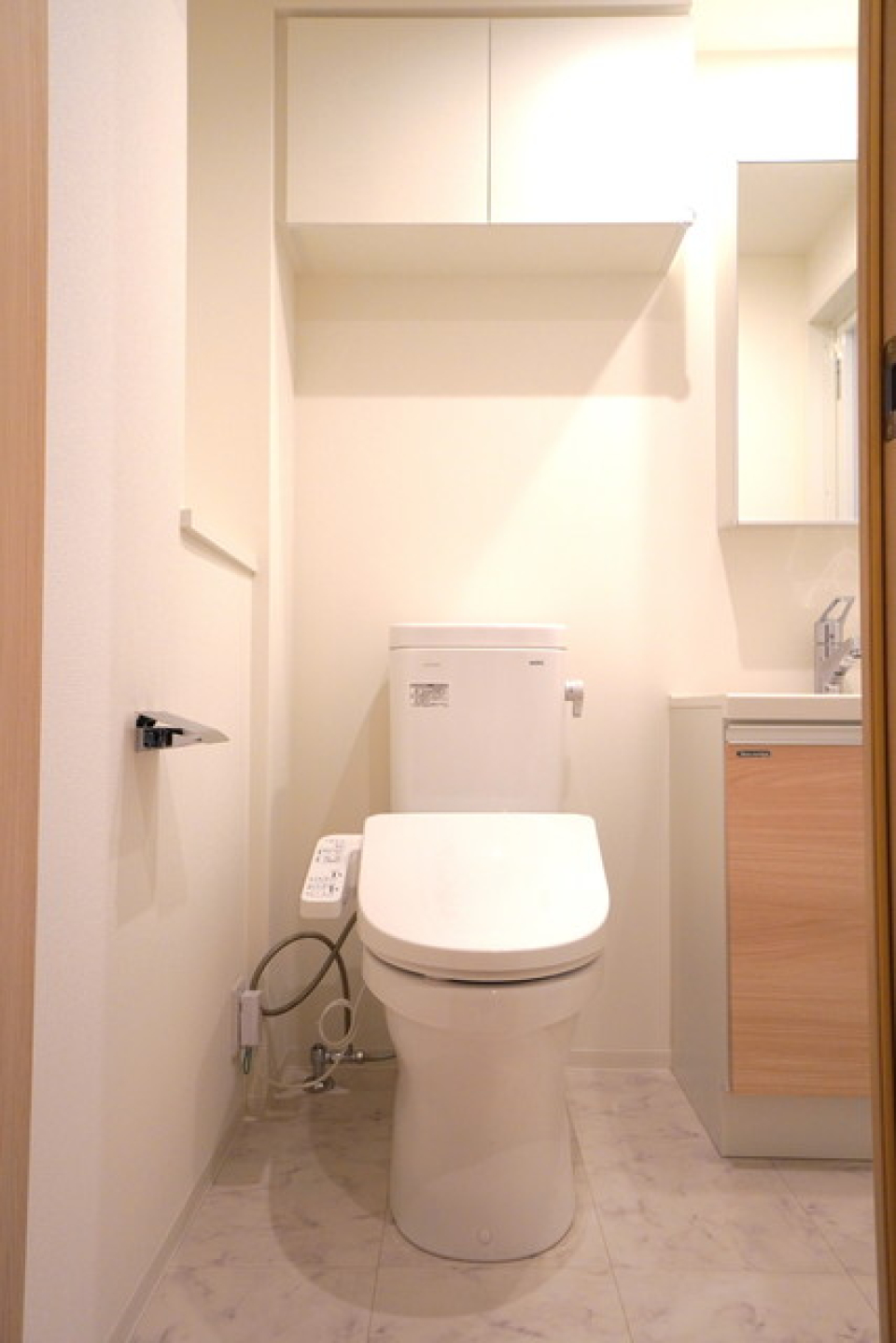 トイレは洗面所に併設されています。棚があるので掃除用具など整理整頓しやすそうですね。※写真は同タイプ住戸です。