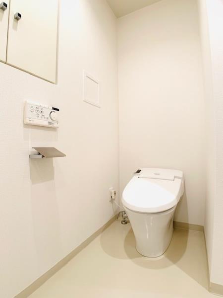 トイレには収納もあります