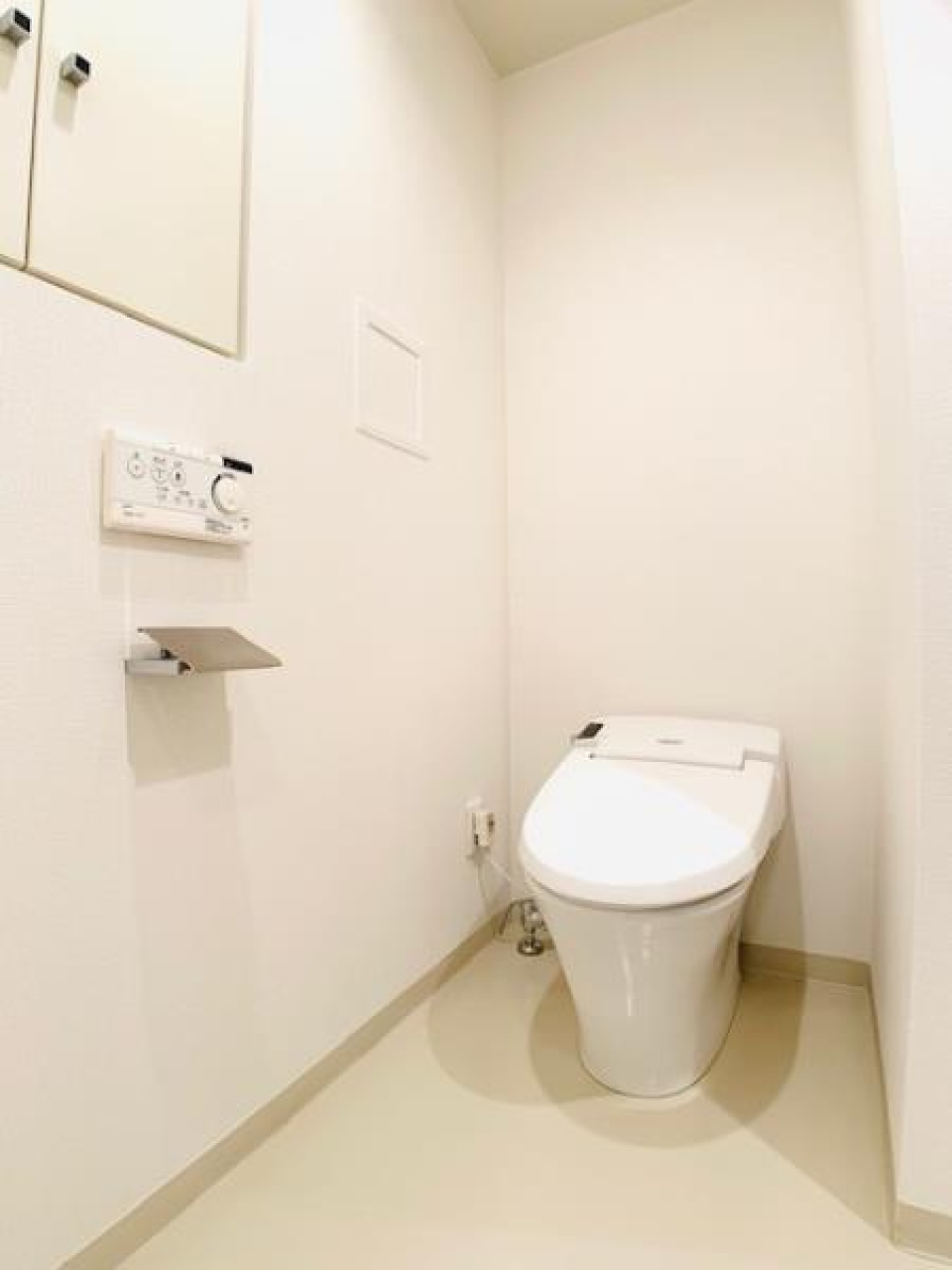 トイレには収納もあります