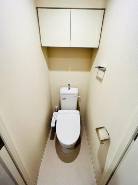 棚があるので掃除用具など整理整頓しやすそうですね。

