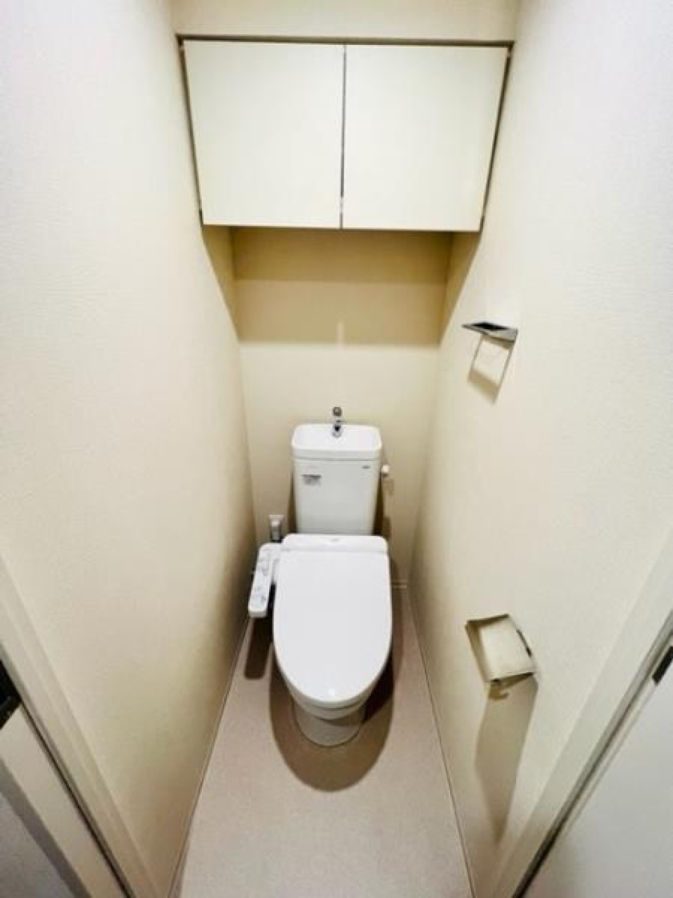 棚があるので掃除用具など整理整頓しやすそうですね。
