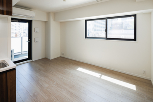 バルコニーへと続く窓と、南向きの窓が光を取り入れます。※写真は同タイプ住戸です。