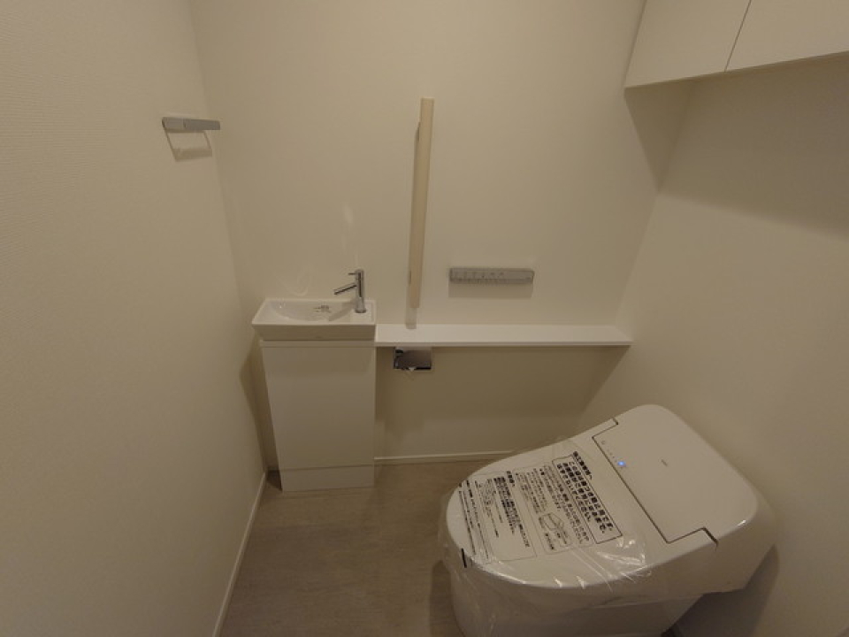 トイレには水栓と棚があるので掃除用具など整理整頓しやすそうですね。※写真は同タイプ住戸です。