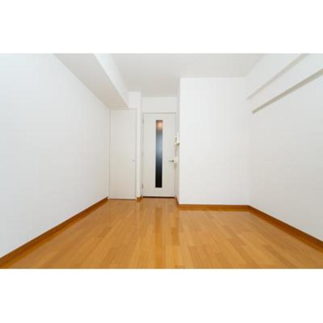 壁の白さが実際よりも部屋を広く見せてくれます※写真は同タイプ住戸です。