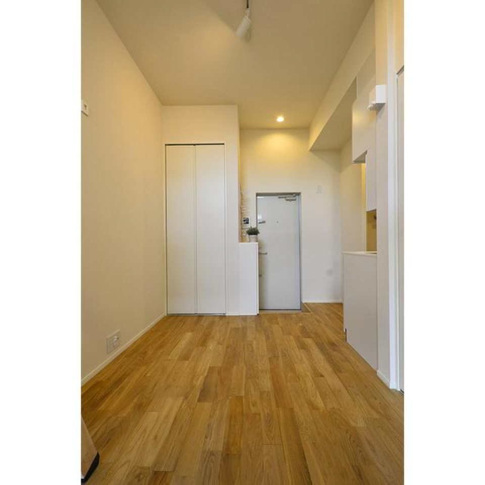 夜は暖色なんかでムーディーな部屋にもなれちゃうウッド調の床です♪

玄関