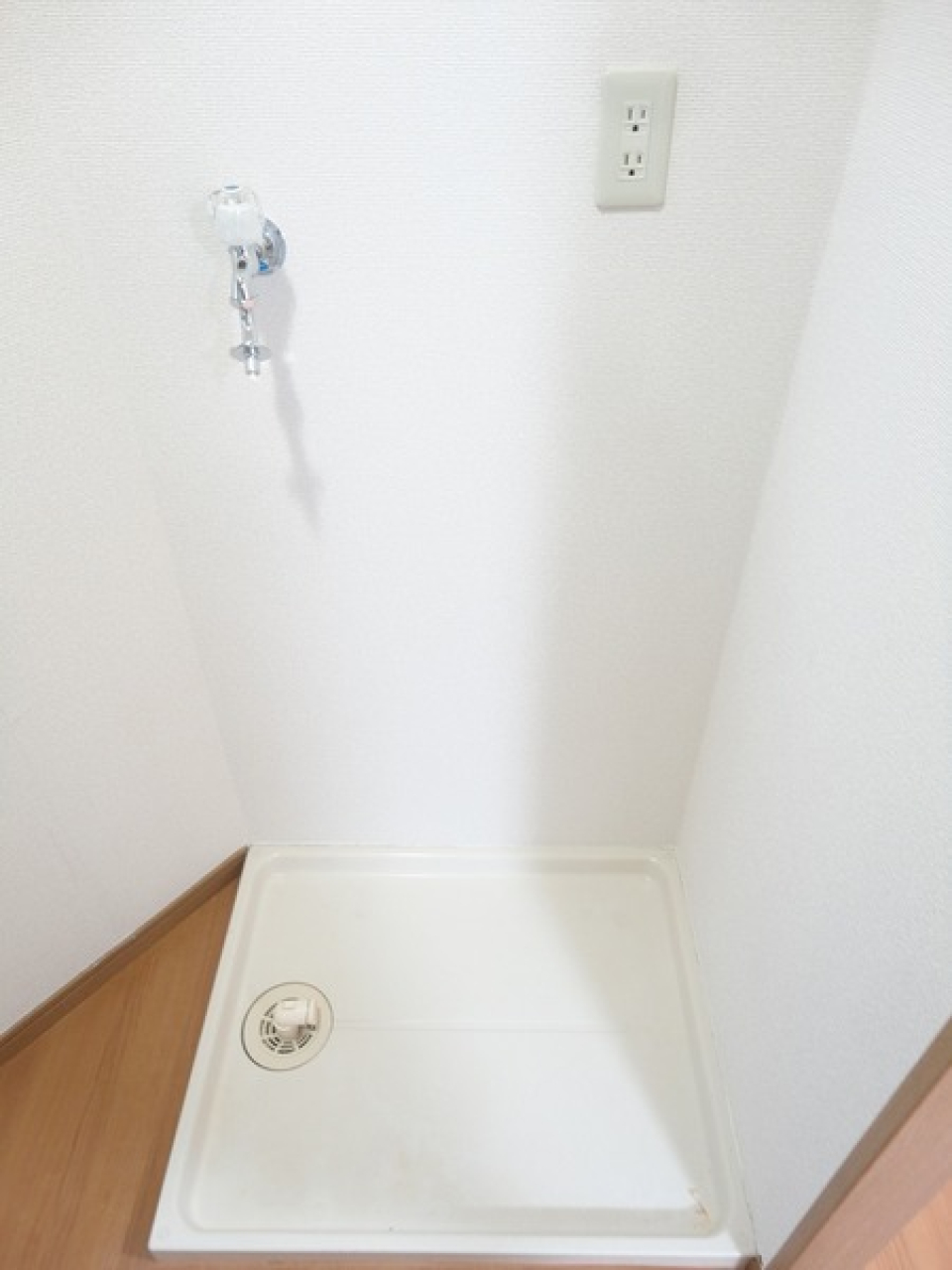 この隙間にちゃんとありますよ！室内洗濯機置き場！
