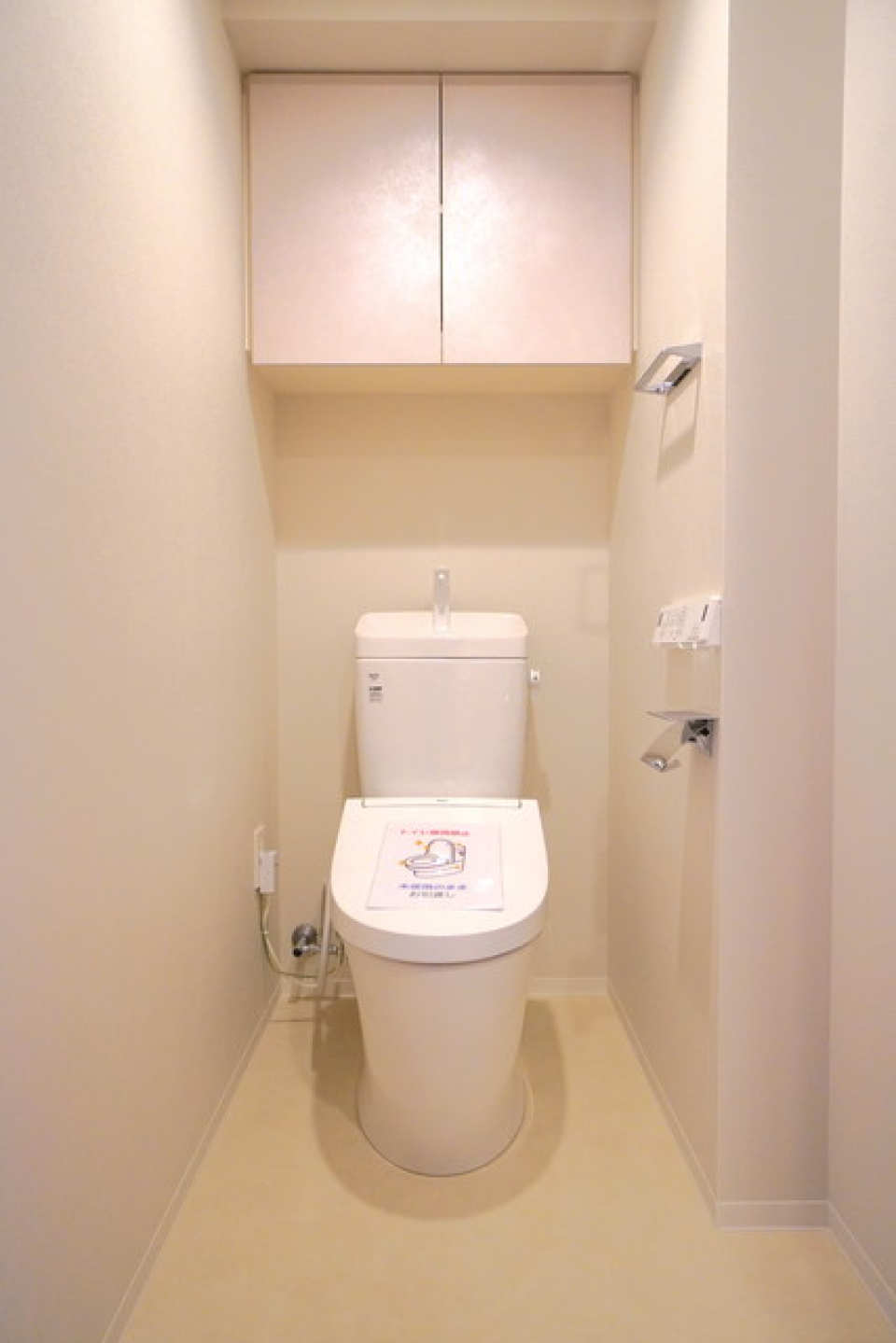 棚があるので掃除用具など整理整頓しやすそうですね。※写真は同タイプ住戸です。