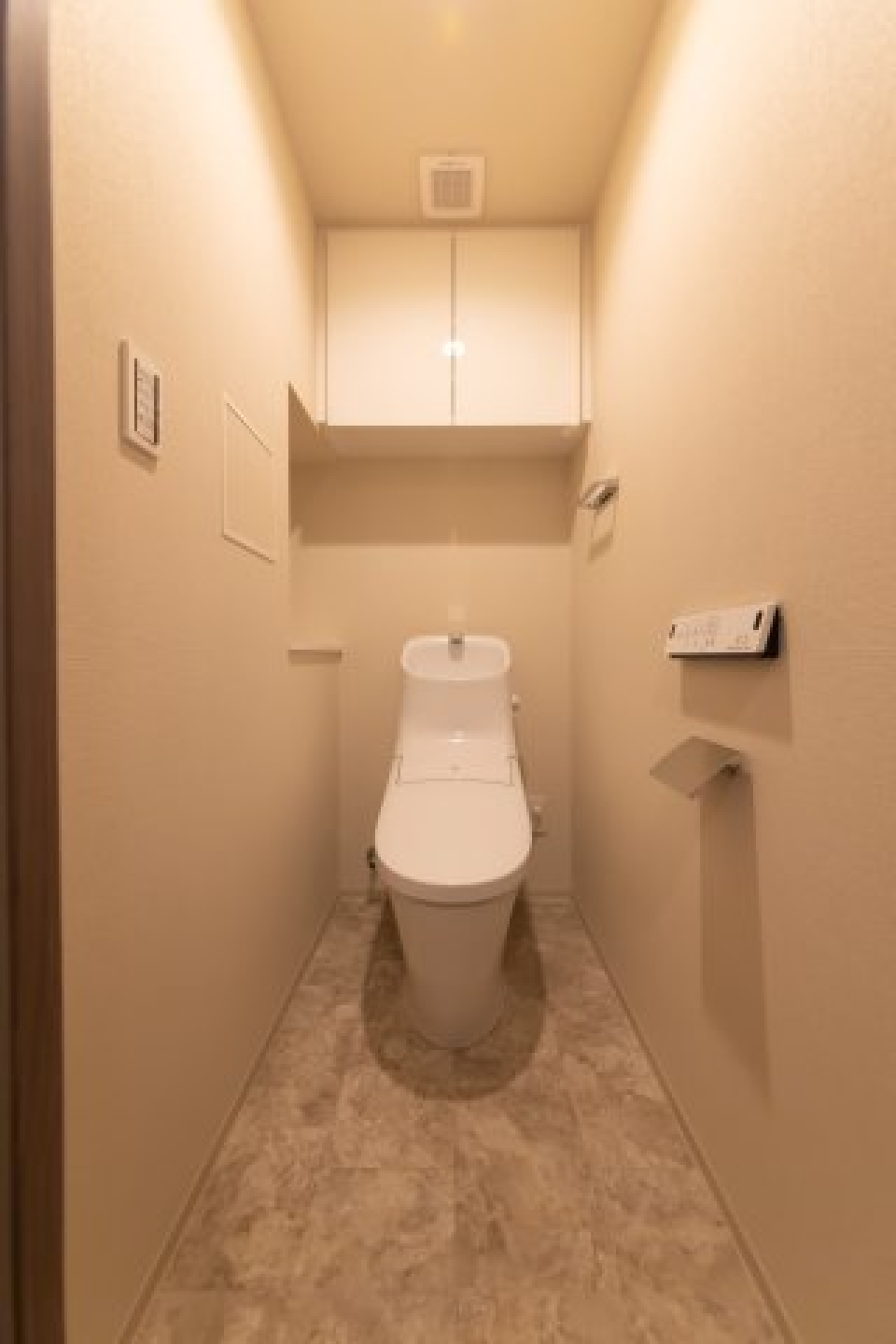 棚があるので掃除用具など整理整頓しやすそうですね※参考写真