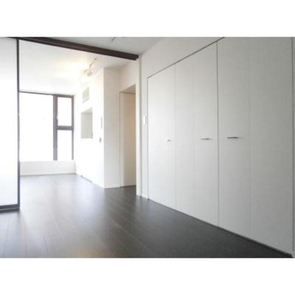 ８．０帖のリビングと７．４帖の洋室になります。※写真は同タイプ住戸です。