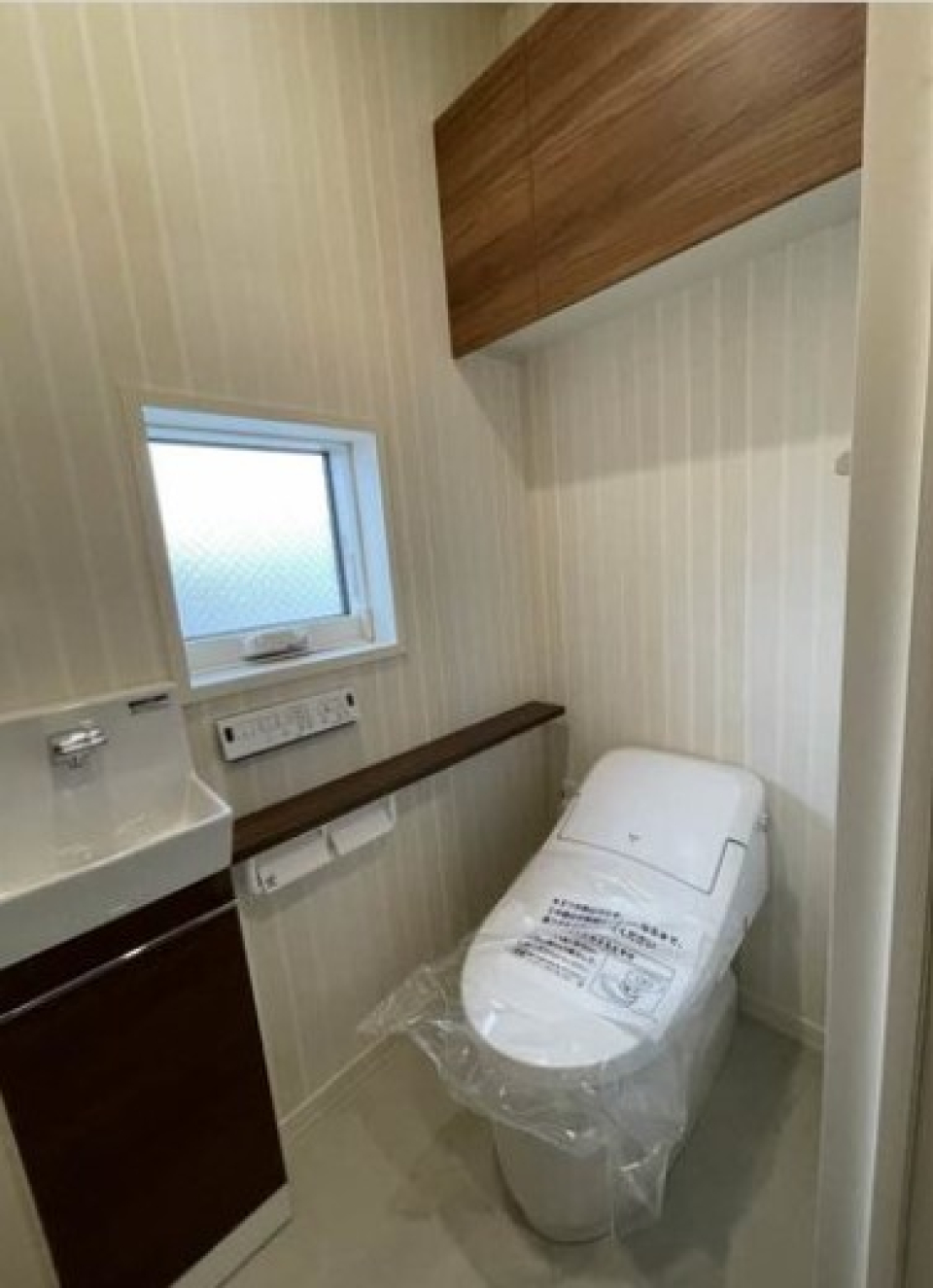 棚があるので掃除用具など整理整頓しやすそうですね。小さな窓があるのがうれしい！