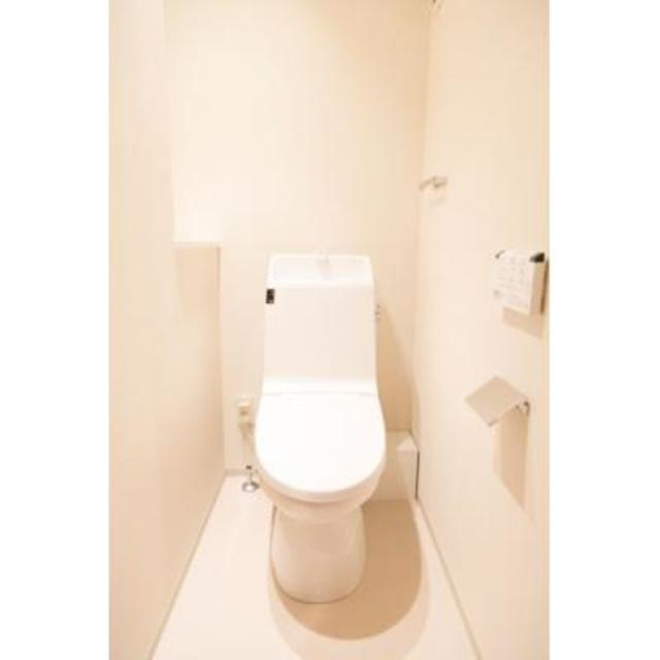 トイレはシンプルで綺麗です。※写真は同タイプ住戸です。