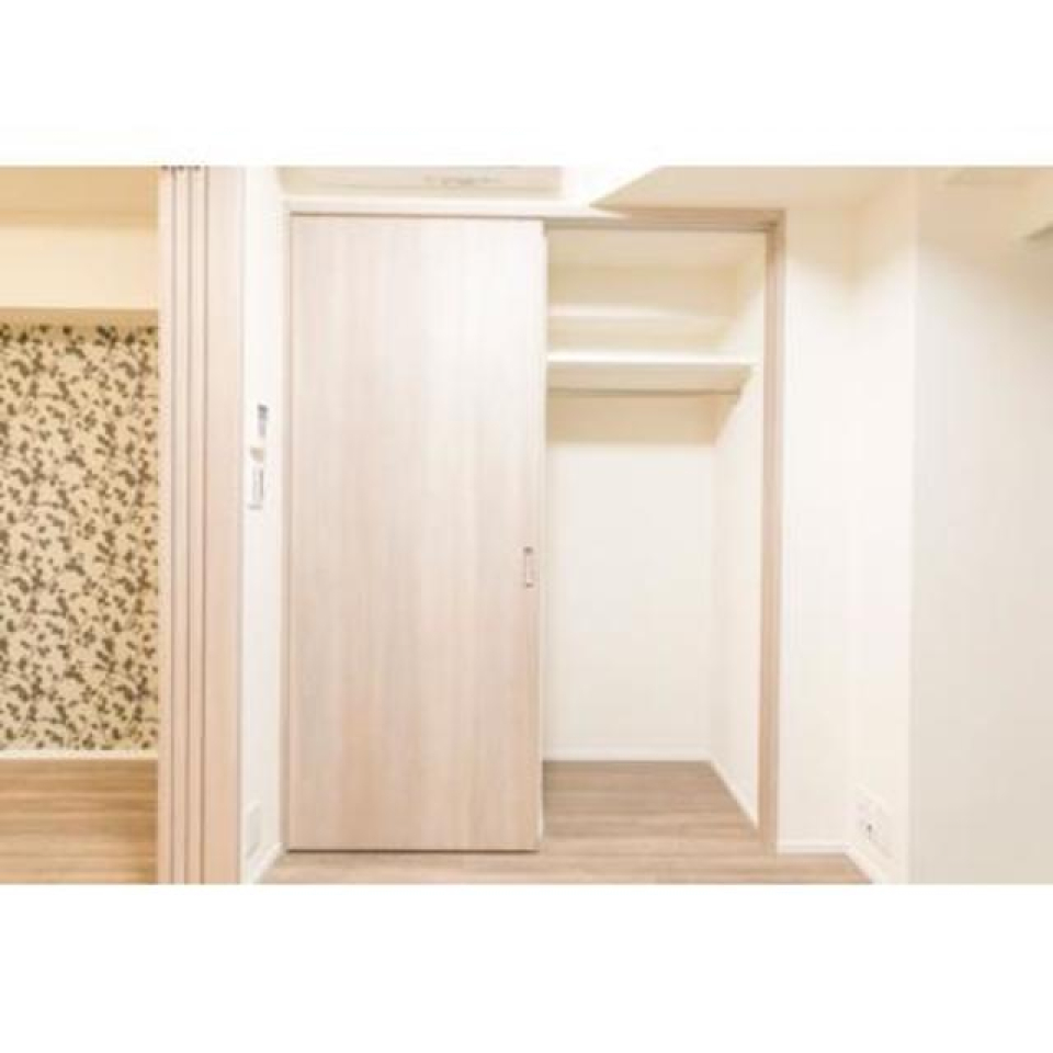 収納を開けた時の様子。※写真は同タイプ住戸です。