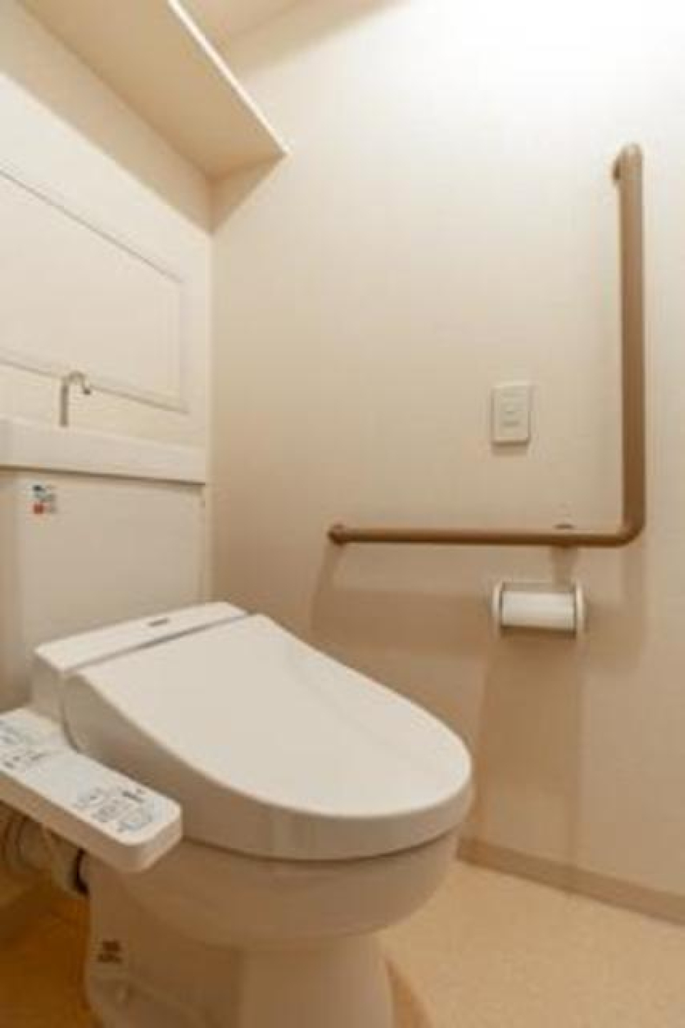 トイレには棚があるので掃除用具など整理整頓しやすそうですね・※写真は同タイプ住戸です。