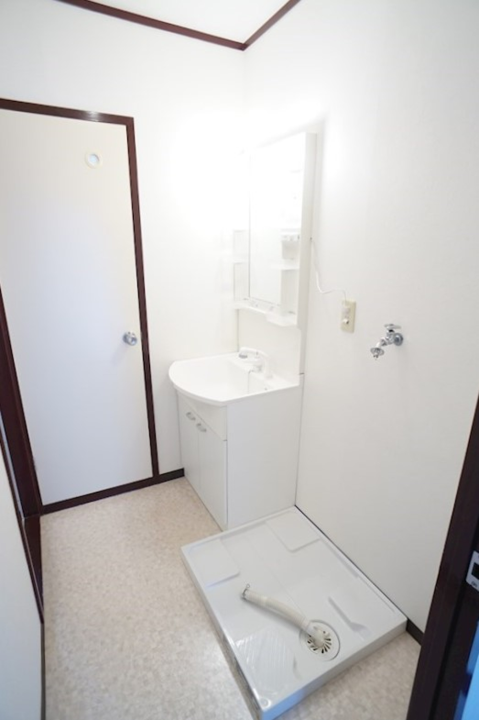 ※別部屋の写真です
写真に見えている扉の奥はトイレ。洗面の背後には浴室の扉があります