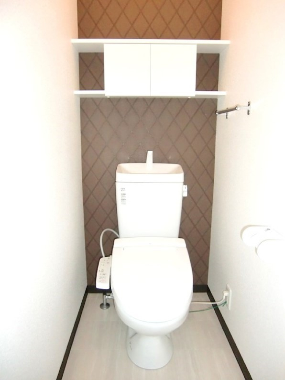 清潔感のあるトイレ。小さくてもモノが隠せるスペースはありがたい
