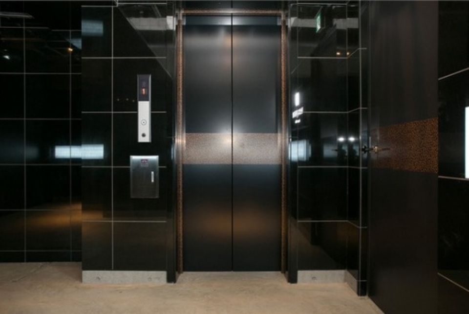 漆黒のエレベーターホール