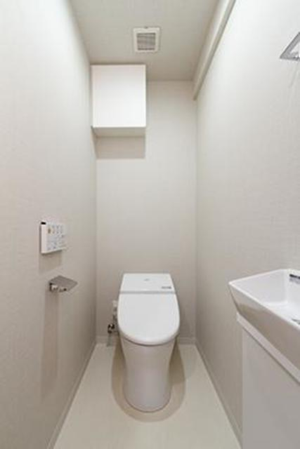 棚があるので掃除用具など整理整頓しやすそうですね。※写真は同タイプ住戸です。