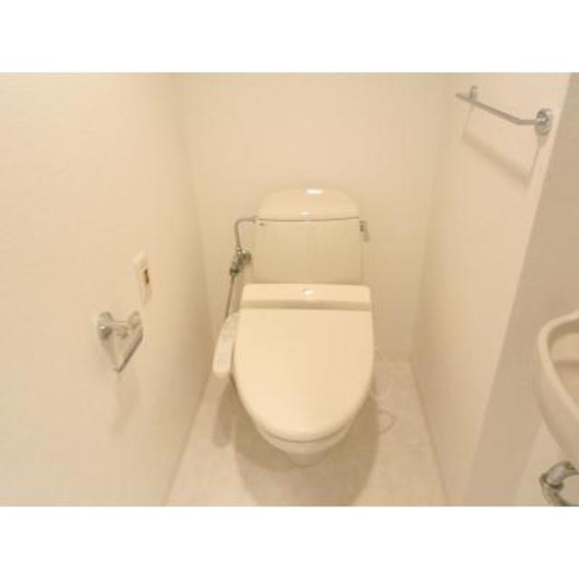 清潔感溢れるトイレは、ウォシュレット付きです！
※写真は同タイプ住戸です。
