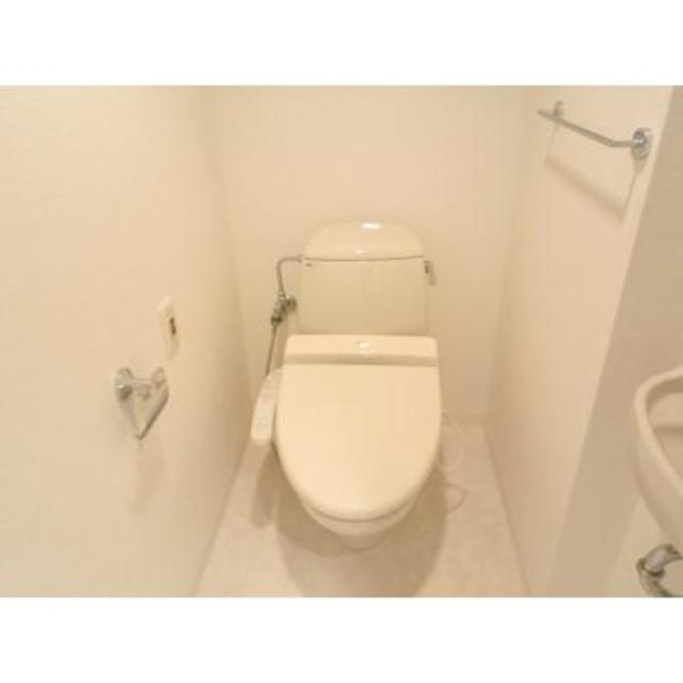 清潔感溢れるトイレは、ウォシュレット付きです！
※写真は同タイプ住戸です。