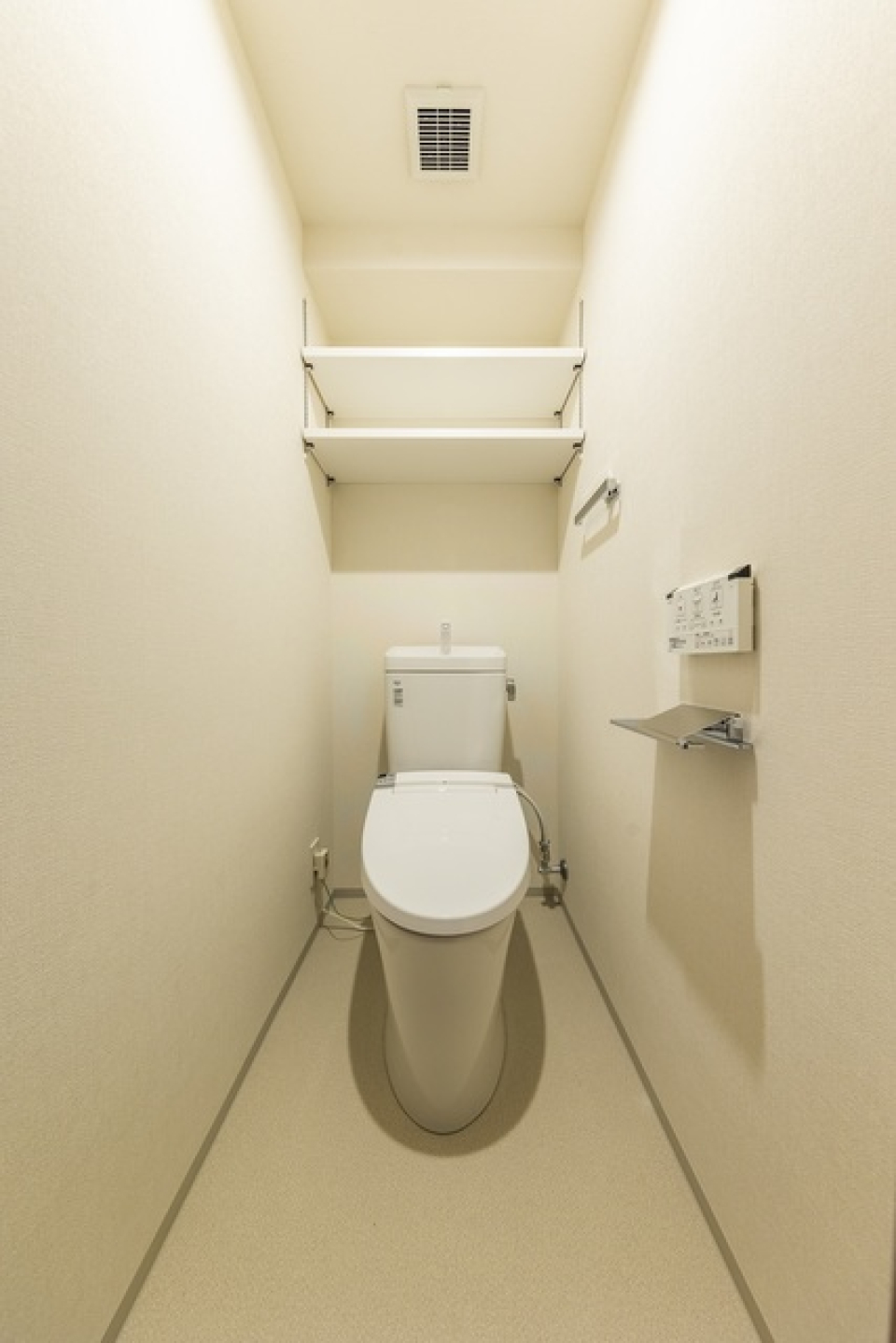 棚があるので掃除用具を整理整頓しやすそうです。※写真は同タイプ住戸です。
