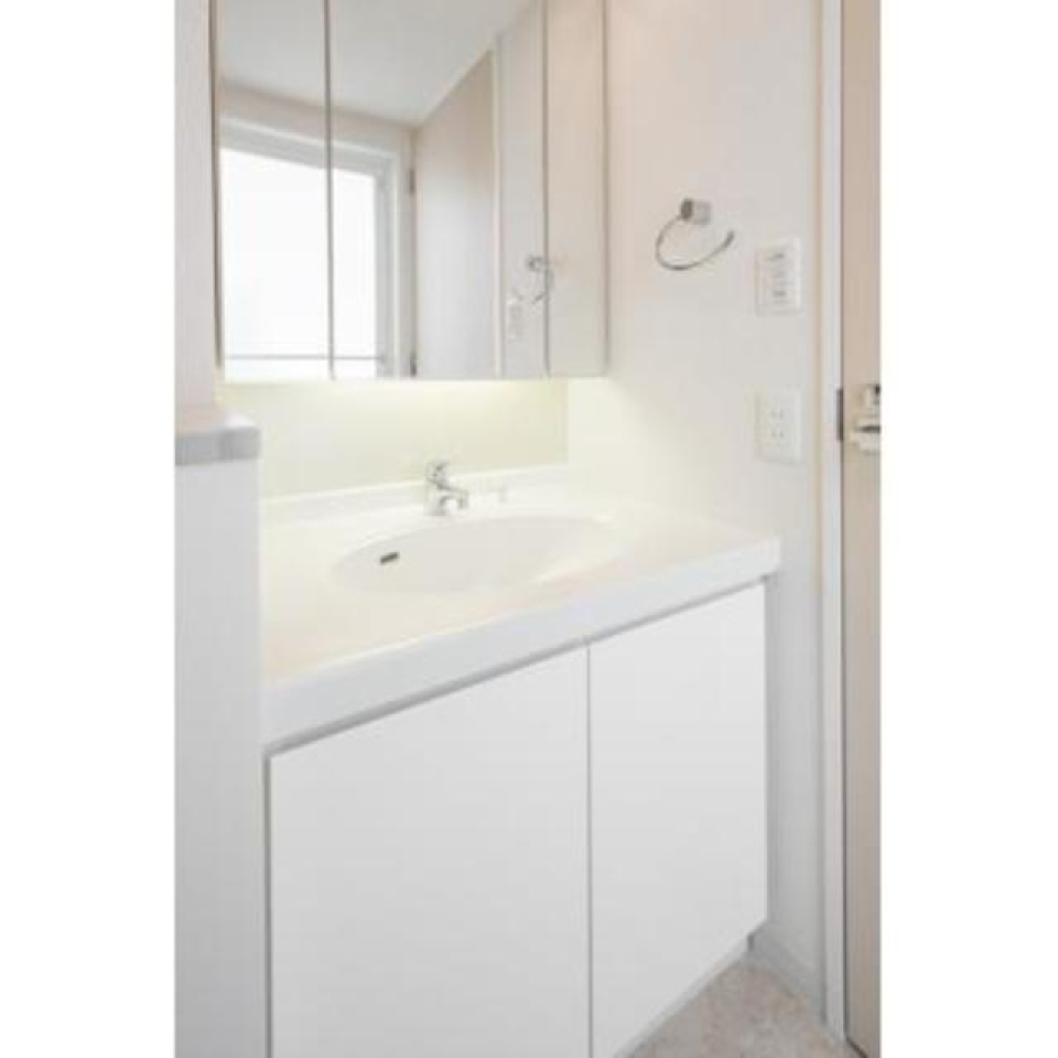 こちらも清潔感のある白い独立洗面台。※写真は同タイプ住戸です。