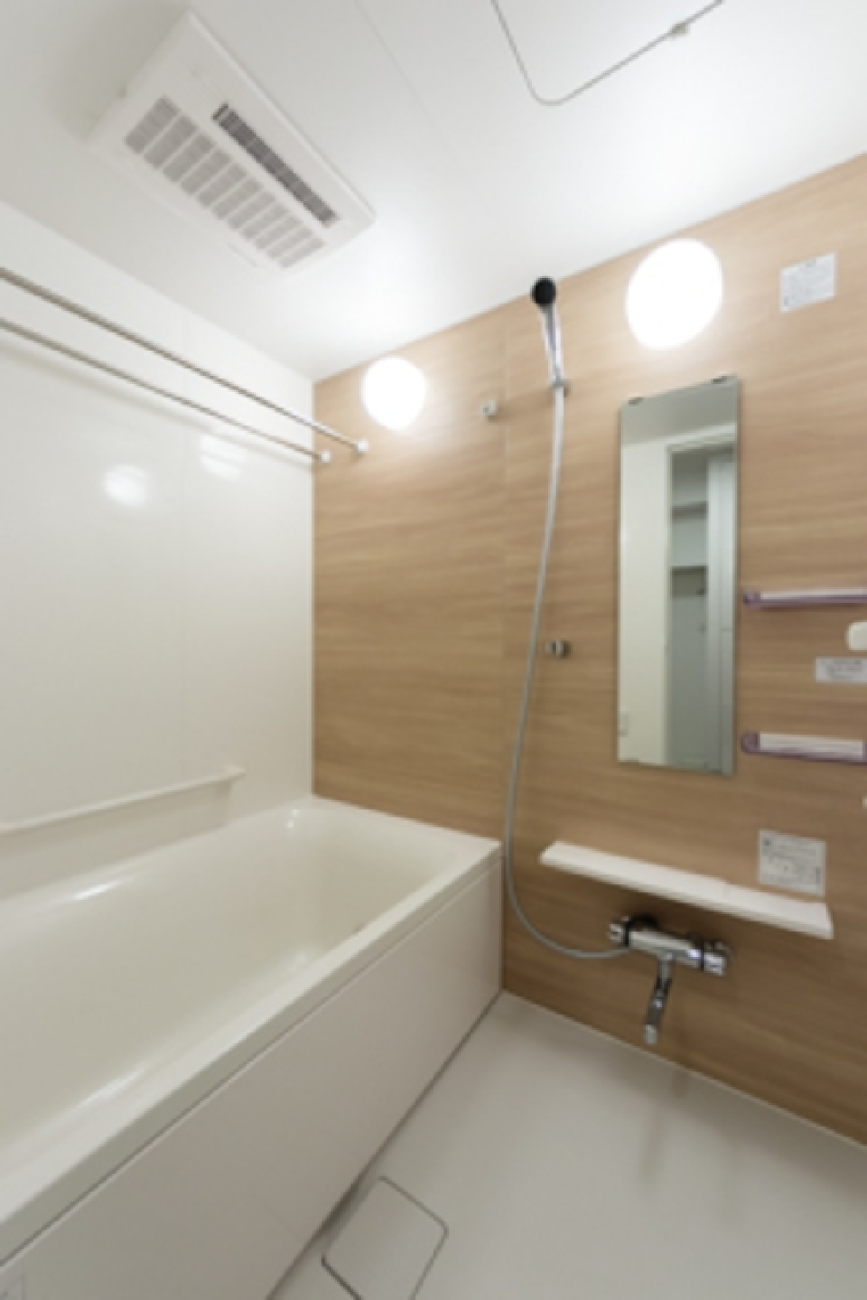 ナチュラルなパネルが導入された浴室です。※写真は同タイプ住戸です。