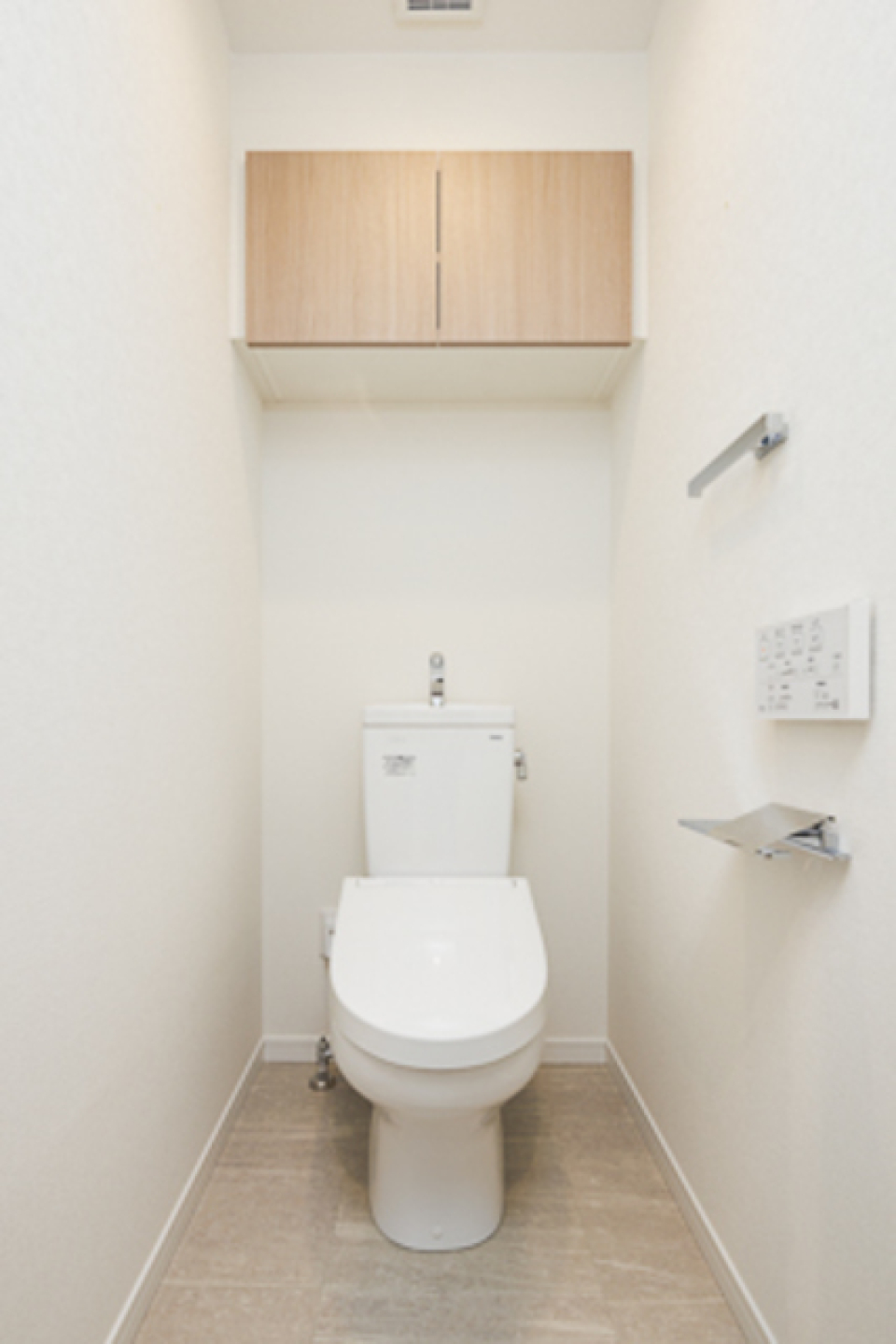 収納棚付きの清潔感のあるトイレになっています。
※写真は同タイプ住戸です。