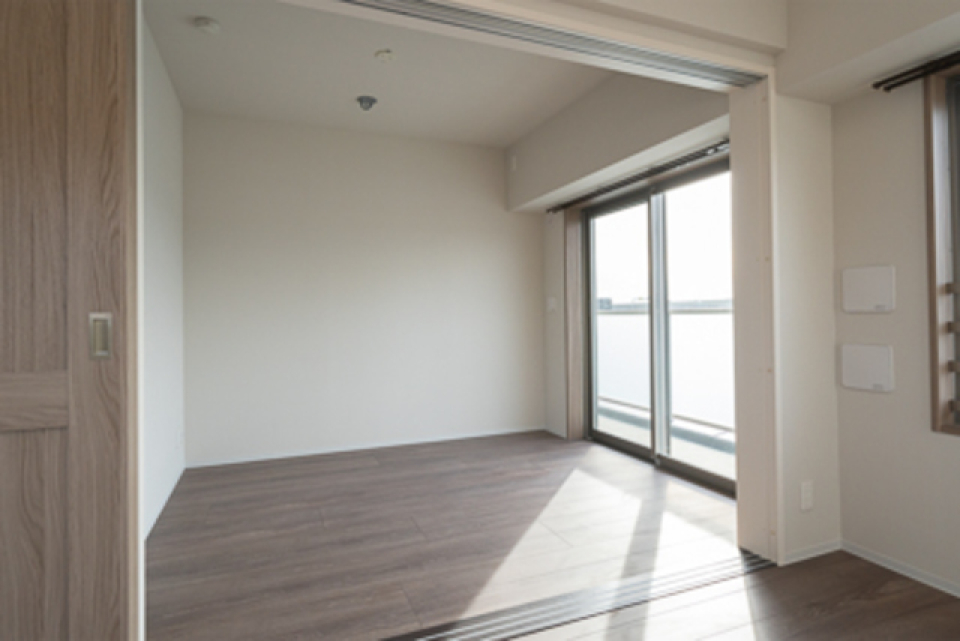 陽の光が沢山取り込める窓ので、開放的なお部屋になってます！
※写真は同タイプ住戸です。
