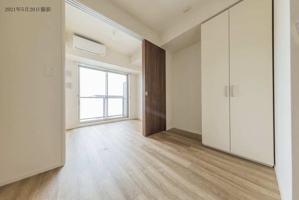 ５．９帖のDKから４．３帖の洋室が見えます。※写真は同タイプ住戸です。