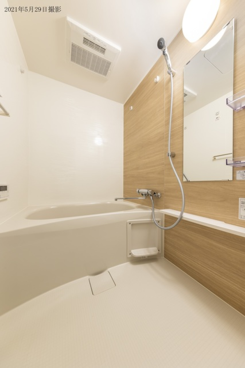 木目調のパネルが導入されている浴室です。※写真は同タイプ住戸です。