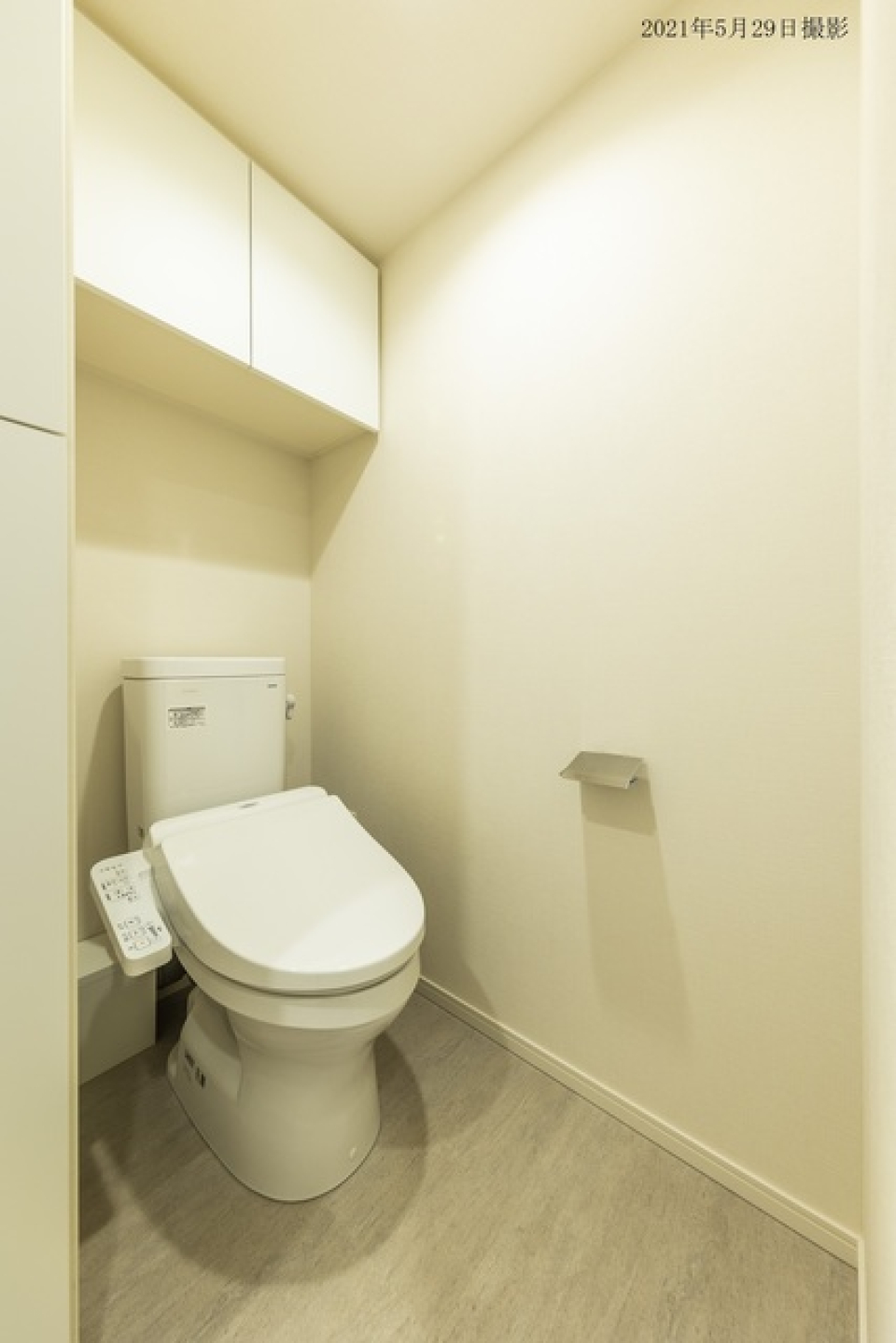 棚があるので掃除用具を整理整頓しやすそうです。※写真は同タイプ住戸です。