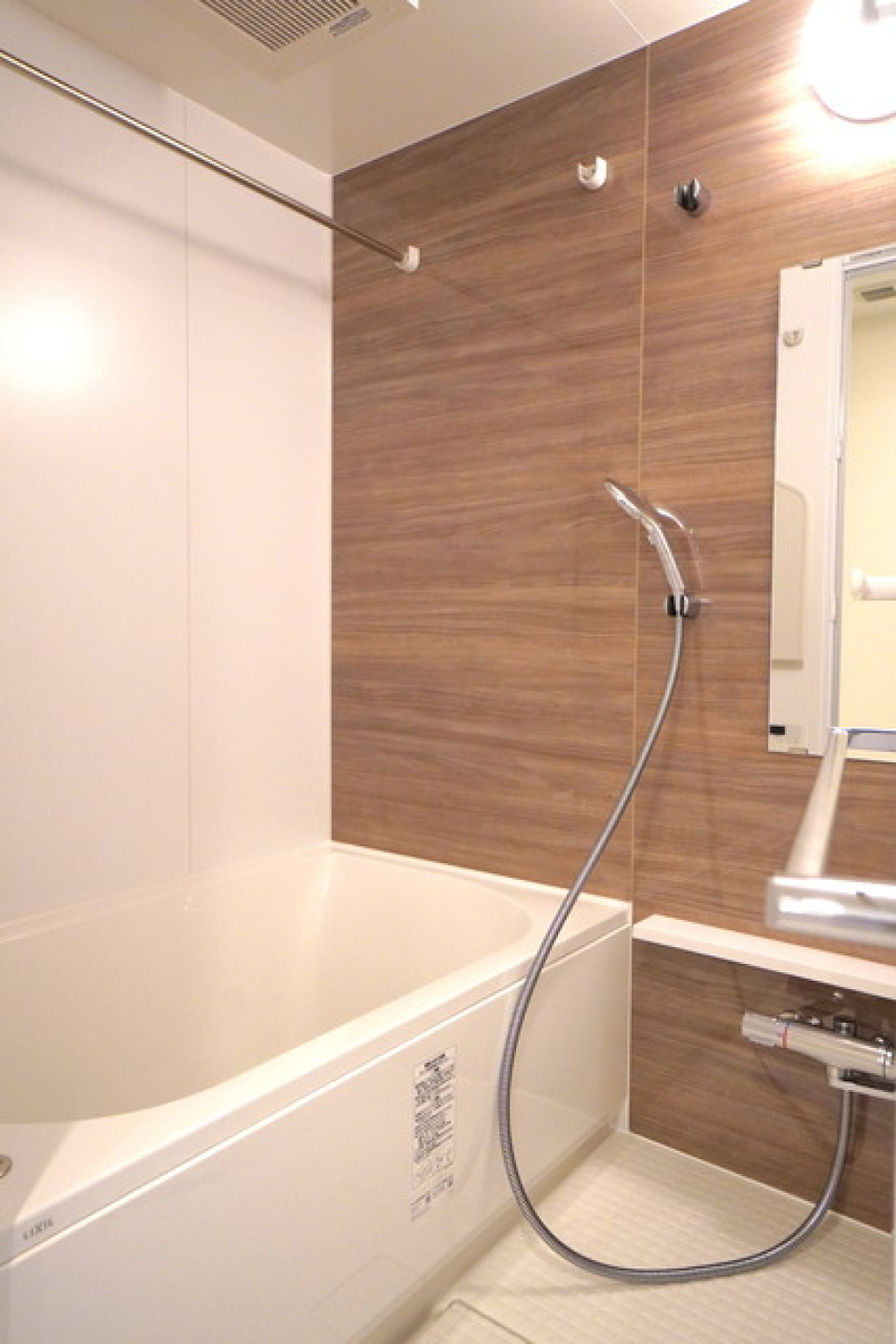 ナチュラルな木目調のパネルが導入されている浴室。※写真は同タイプ住戸です。
