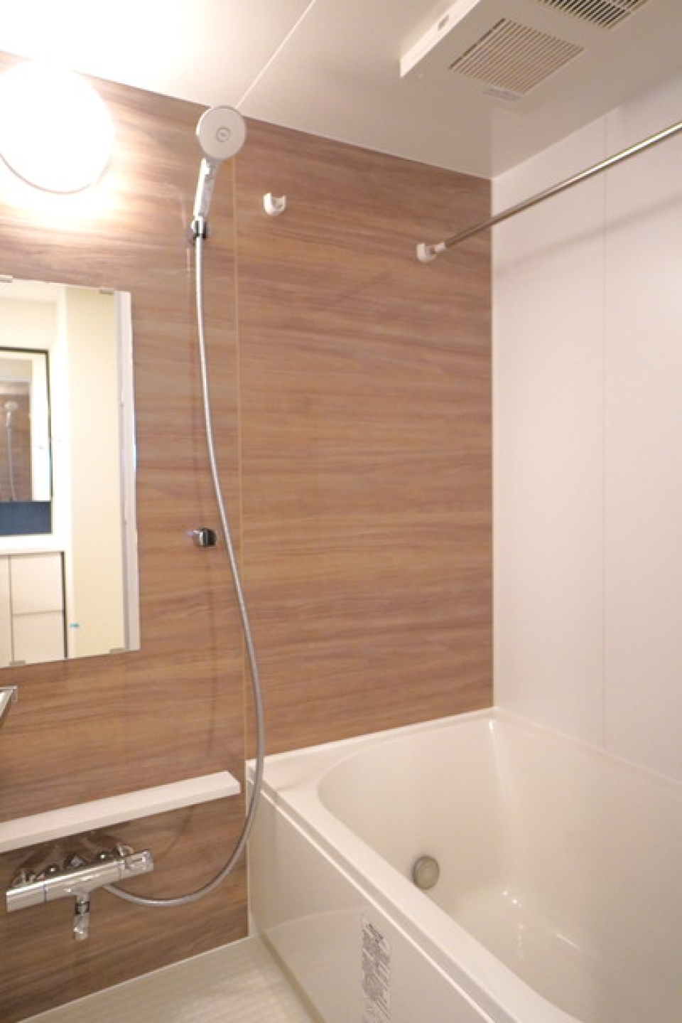 ナチュラルな木目調のパネルが導入されている浴室です。※写真は同タイプ住戸です。