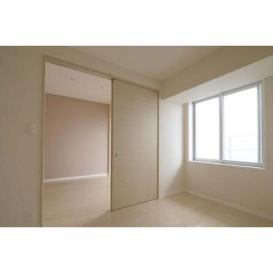 日差しが差し込むとお部屋の淡さがより一層際立ちますね。※写真は同タイプ住戸です。