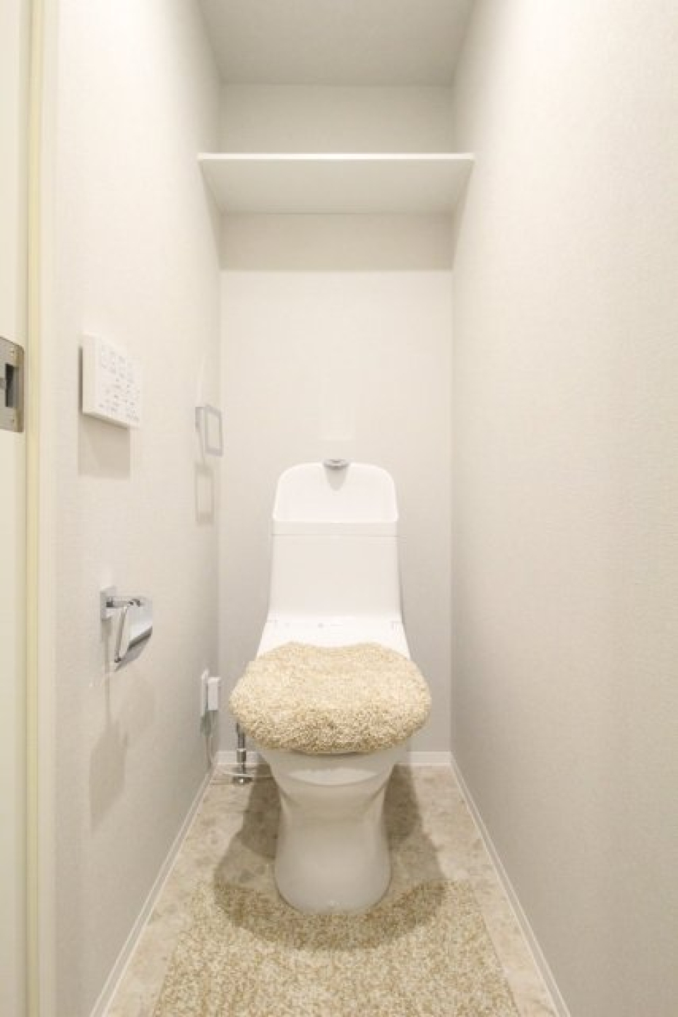 白いトイレだから小物次第でオシャレに変身。
