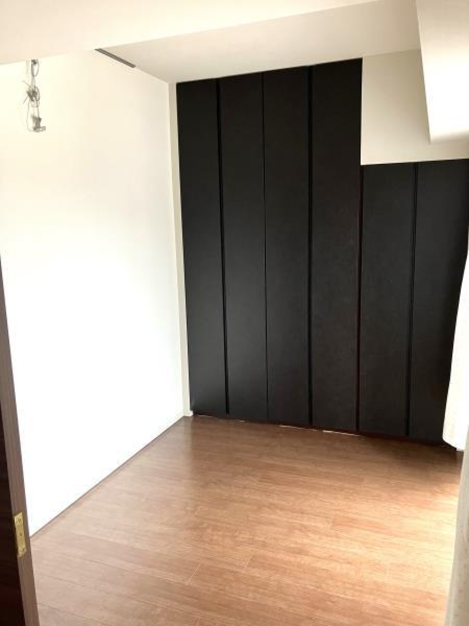 洋室。ベッドルーム。
窓からしっかりと陽の光が入るので開放的に見えるお部屋です。
