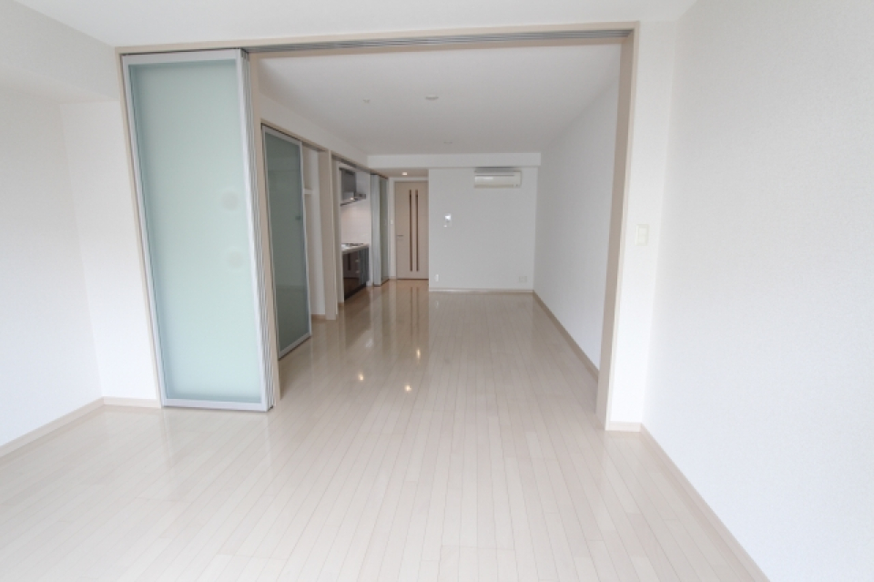 仕切りを開ければ、広々としたお部屋に。来客があった時は仕切りをすれば、プライベート空間を区切ることが出来ます。
参考写真