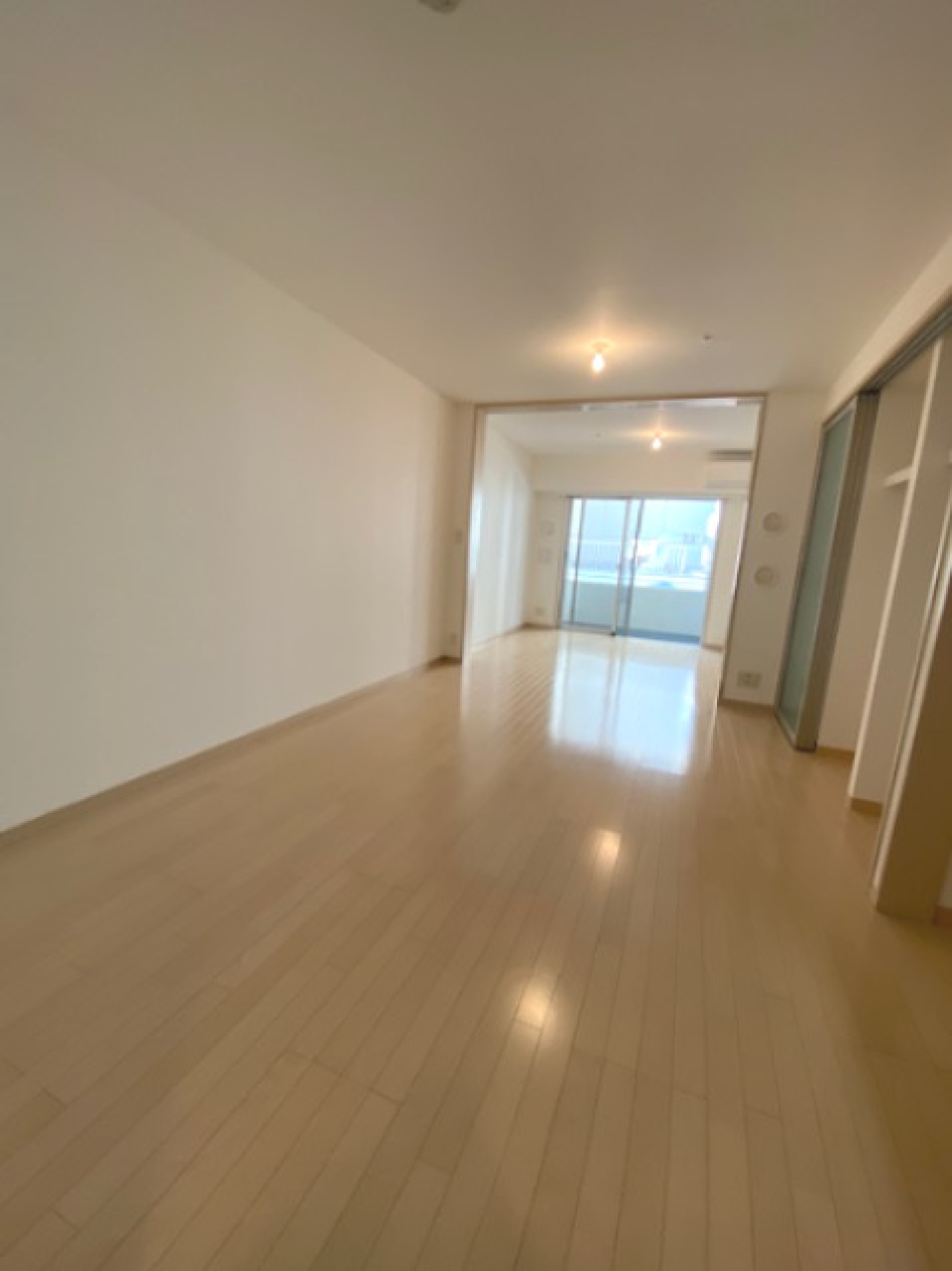 陽の光が部屋全体に行き届き、開放的なお部屋になっています。
参考写真