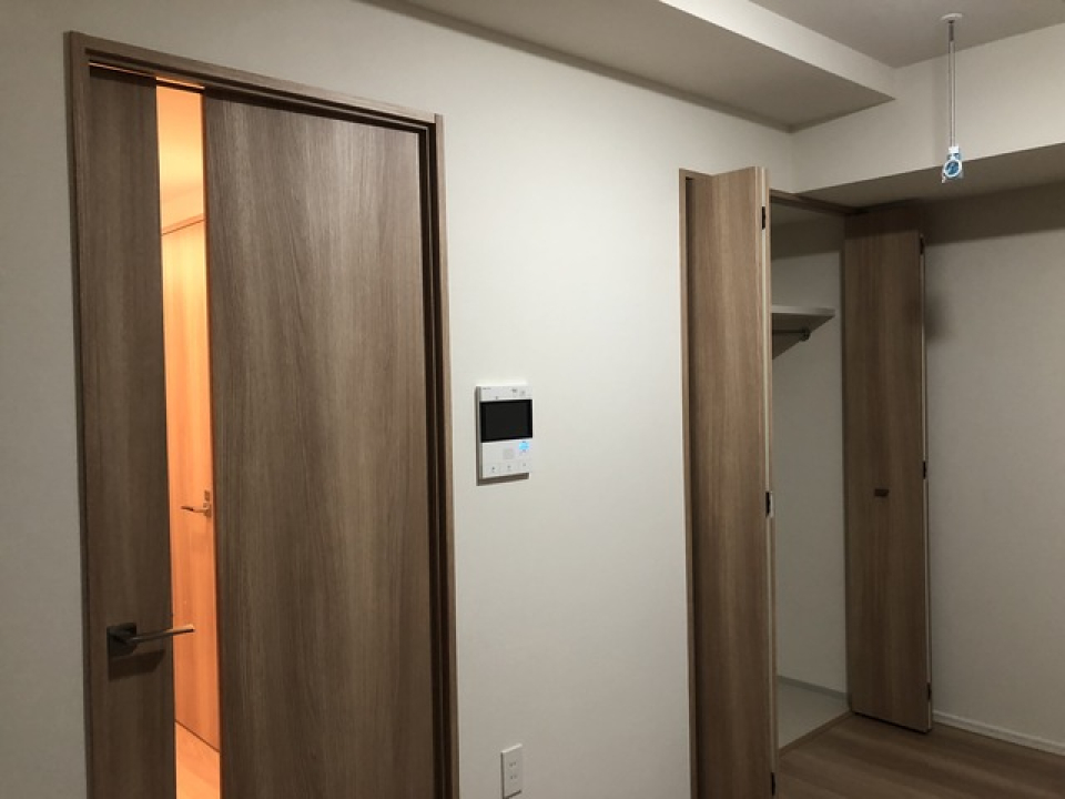 落ち着いたカラーの建具。※写真は同タイプ住戸です。