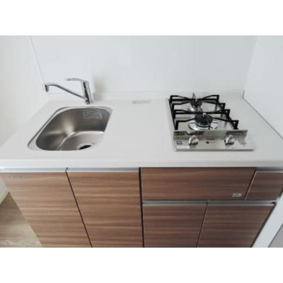 白のワークトップと木目のパネルのコントラストが素敵ですね‼
※写真は同タイプ住戸です。