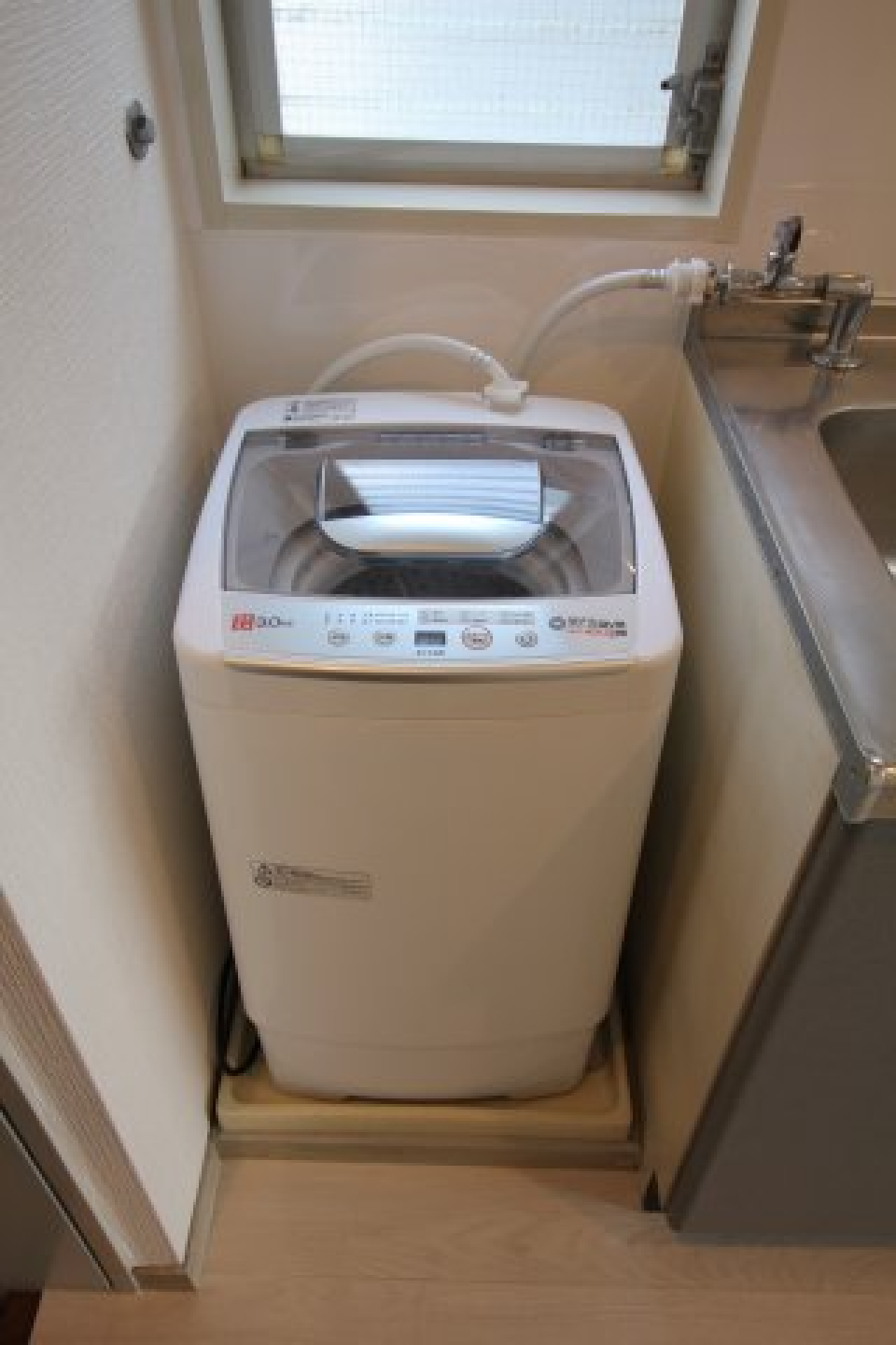 ギュッと押し込まれた洗濯機。
同物件・別部屋画像【左右反転】