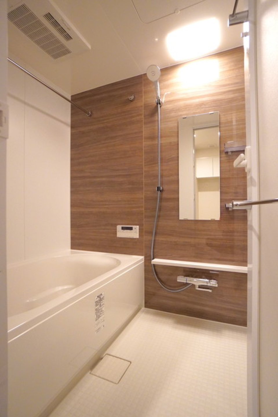 木目調のパネルが導入されている浴室です。※写真は同タイプ住戸です。