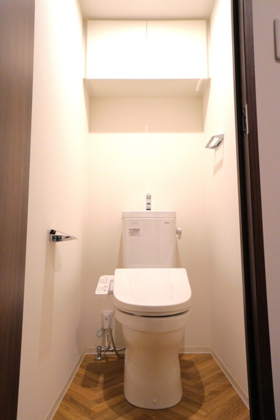 トイレはウォシュレット付きの清潔感のあるトイレになっています。
※写真は同タイプ住戸です。
