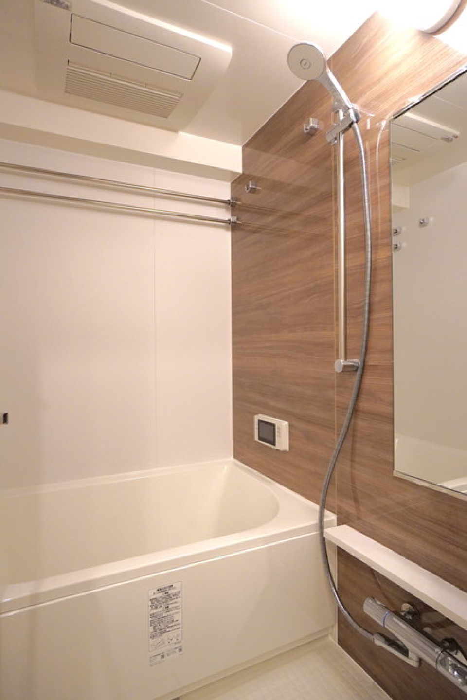 木目調のパネルが導入されている浴室です。※写真は同タイプ住戸です。